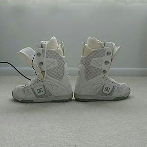 Womens DC snowboarding boots 9